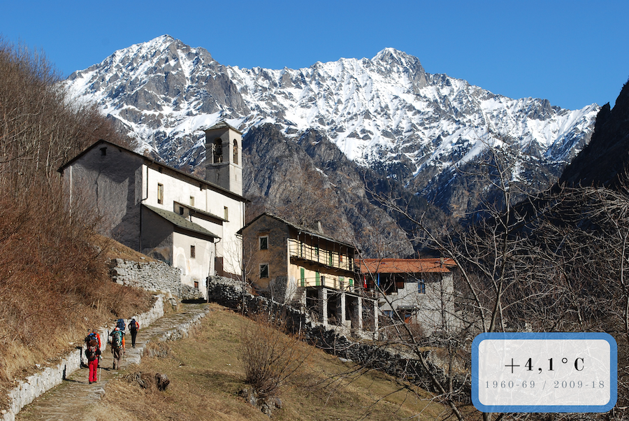 villaggio di montagna e cime innevate