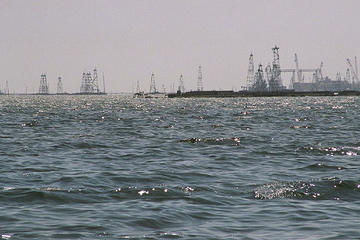 Campi petroliferi sul Caspio, in Azerbaijan (Bruno Girin /Flickr)
