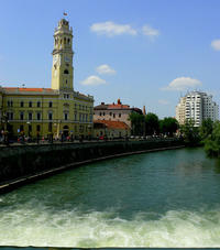 Il centro storico di Oradea, sul fiume Crişul Repede. In questa città del nord-ovest rumeno, al confine con l'Ungheria, è stato aperto il centro di eccellenza Nato per i servizi di sicurezza