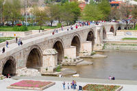 Il quattrocentesco Ponte di pietra sul fiume Vardar, nel centro di Skopje (Optic Optimacy / Flickr)