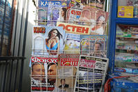 Settimanali e stampa popolare in un'edicola a Skopje (CharlesFred /Flickr)