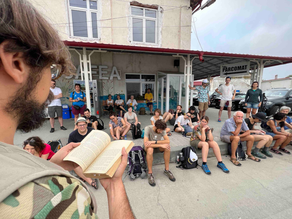 "In attesa del battello per Sulina, seduti sul cemento umido di Port Aval, a Tulcea,  ci immergiamo nella lettura ad alta voce che ci accompagnerà quest'anno: Sirena Nera (Europolis), di Jean Bart, edizioni Baldini e Castoldi, 1942, ormai quasi introvabile" - foto di Vince Cammarata