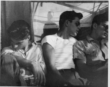 Armeni americani sulla via del rimpatrio. Bobby  (sinistra), Paul (centro) e Johnny (destra) salpano sulla nave Rossiya da New York diretti in armenia nel 1947 - fotografia per cortesia di Hazel Antaramian Hofman