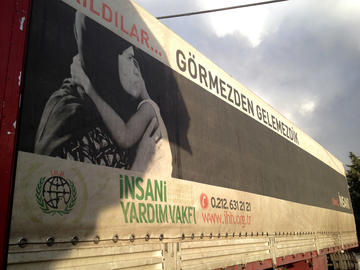 Camion della ong Fondazione di aiuto umanitario (foto A. Gilabert)