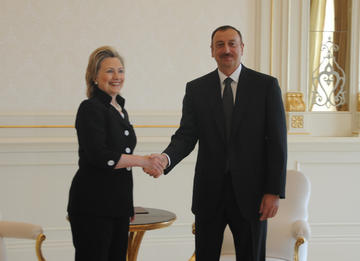 Hillary Clinton incontra il presidente azero Ilham Aliyev a Baku