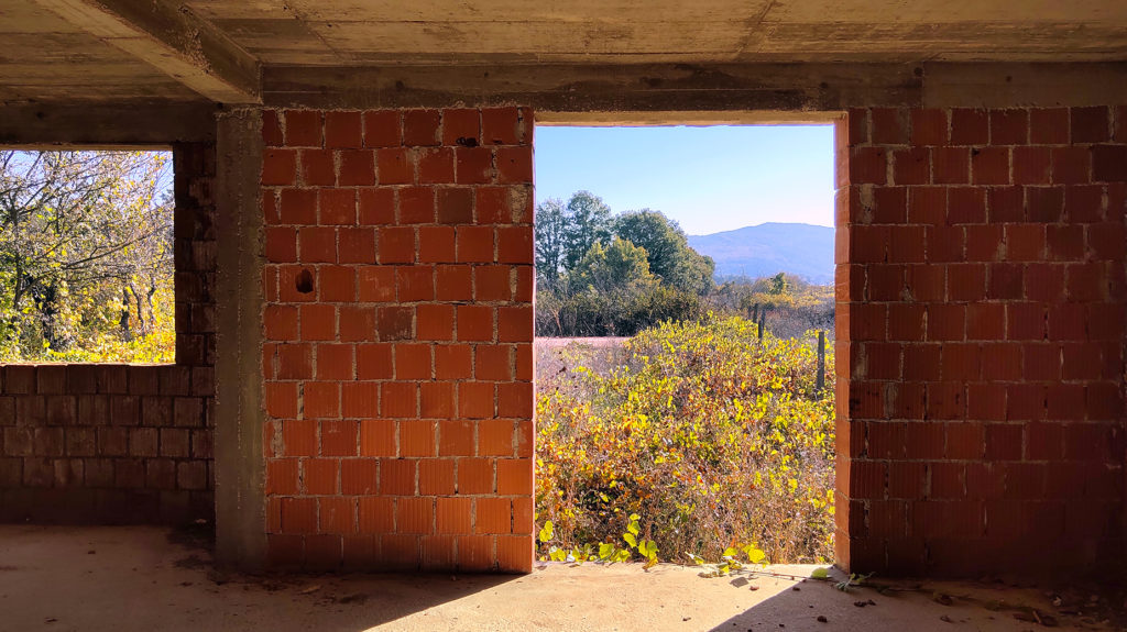 Costruzione non-finita e abbandonata tra i vigneti di Međugorje - Mariangela Pizziolo