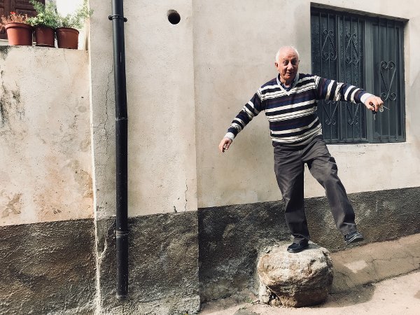 Damiano Cingone sulla pietra di De Rada - foto di Maria Chiara Calvani