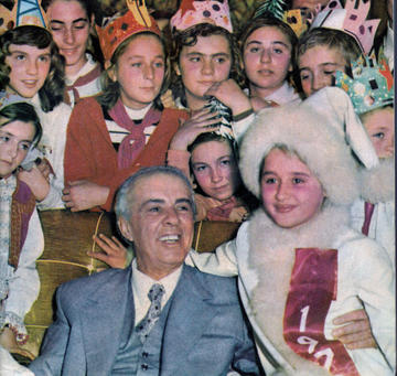 Un'immagine di propaganda di Enver Hoxa, 1978