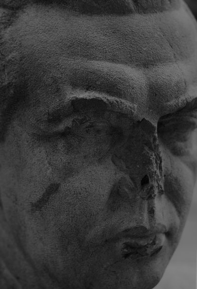 uno dei pochi busti di Enver Hoxa sopravvissuti alla feroce distruzione dei simboli del regime. Oggi é abbandonato in uno spiazzo dietro alla Galleria di arte moderna di Tirana - Camilla de Maffei