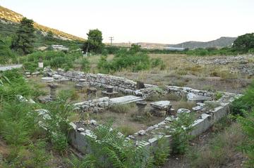 I resti del tempio di Artemide Aulidea, nei pressi della celebre baia da cui partirono le navi achee per la Guerra di Troia