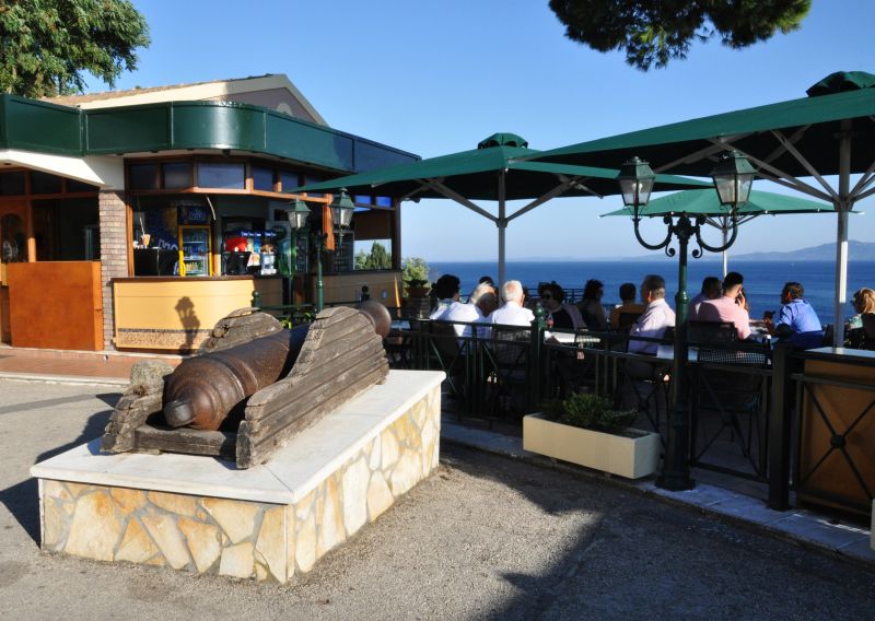 Il cannone di Kanoni, la penisola di Corfù sul sito della Paleopoli, dove si trova anche la tenuta di Mon Repos