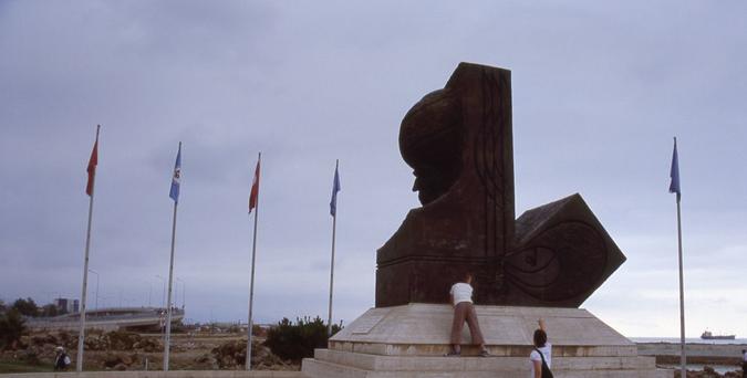 Il profilo imperioso di un moderno busto di Solimano il Magnifico (Kanuni) sul lungomare di Trebisonda-di Fabrizio Polacco