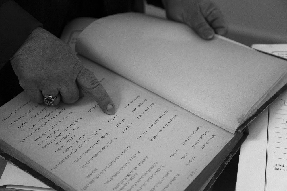 Un dettaglio di uno dei libri custoditi all'interno dell'archivio - Camilla de Maffei
