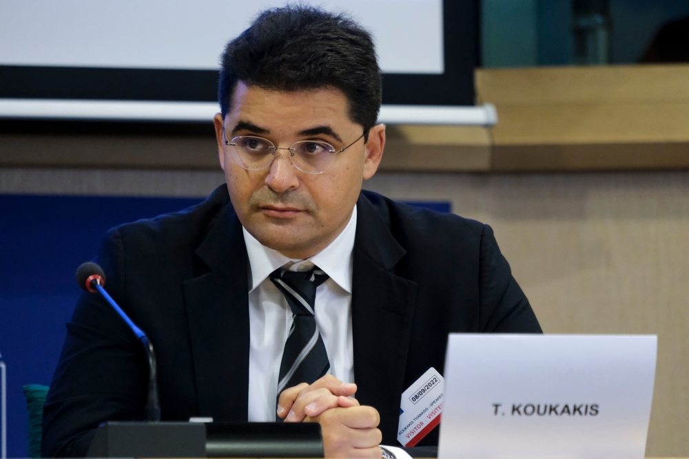 Il giornalista Thanis Koukakis durante una seduta della commissione di inchiesta del Parlamento europeo sullo spyware in Grecia, 8 settembre 2022 © Alexandros Michailidis/Shutterstock