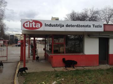 L'ingresso di una delle fabbriche privatizzate all'origine delle proteste, Tuzla (Foto Stefano Giantin)
