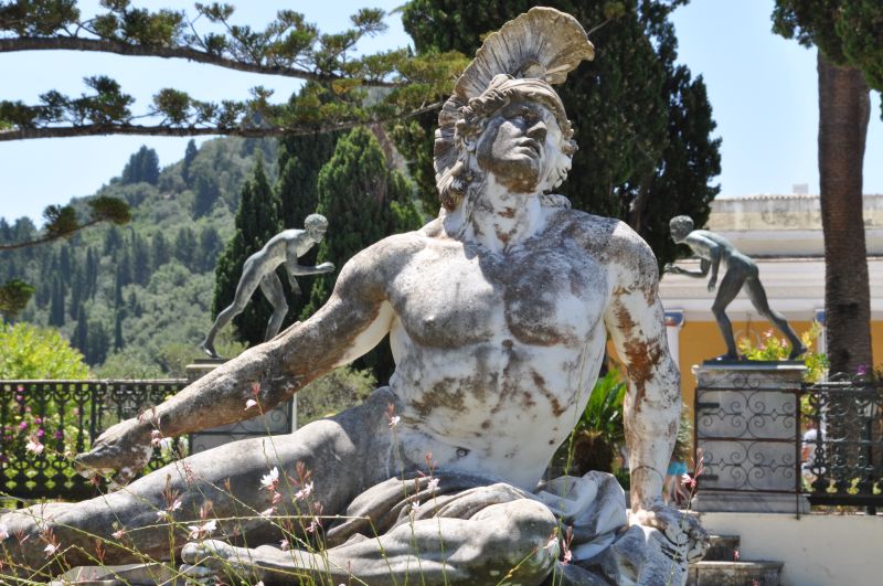 La statua di Achille ferito, voluta da Elisabeth imperatrice d'Austria al centro del parco della sua villa, l'Achilleion, a Corfù.