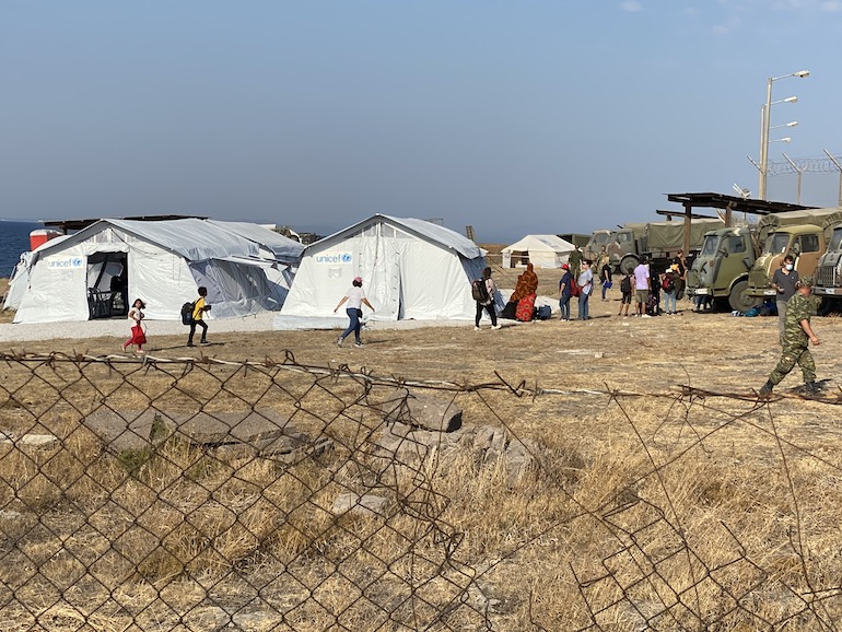 Le prime tende del nuovo campo che dovrebbe alloggiare gli sfollati da Moria (© LcB/Rafenberg)