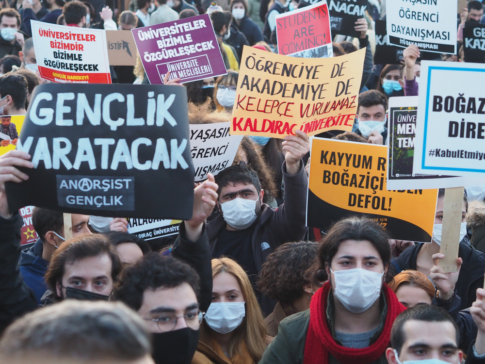 Le proteste il 6 gennaio a Istanbul a seguito della nomina di Melih Bulu come nuovo rettore dell'Università di Boğaziçi (© Gokce Atik/Shutterstock)