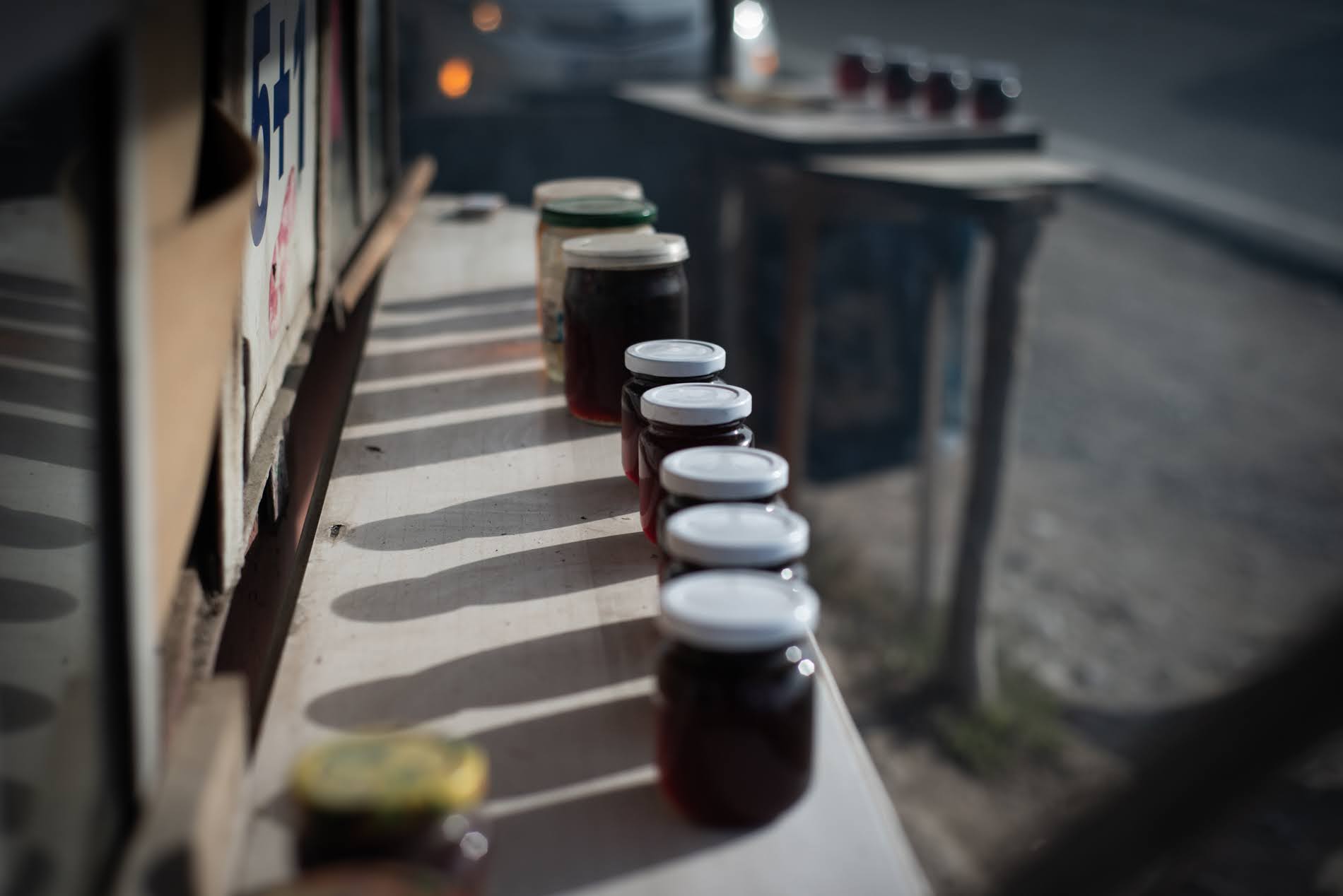 Insieme al nazuki, le donne di Surami vendono anche altre prelibatezze come la marmellata di pigne (Tamuna Chkareuli / OC Media)