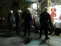 La polizia arresta i manifestanti