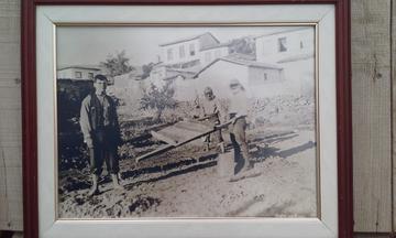 Membri della famiglia Brackovic mentre fabbricano mattoni di fango, 1932