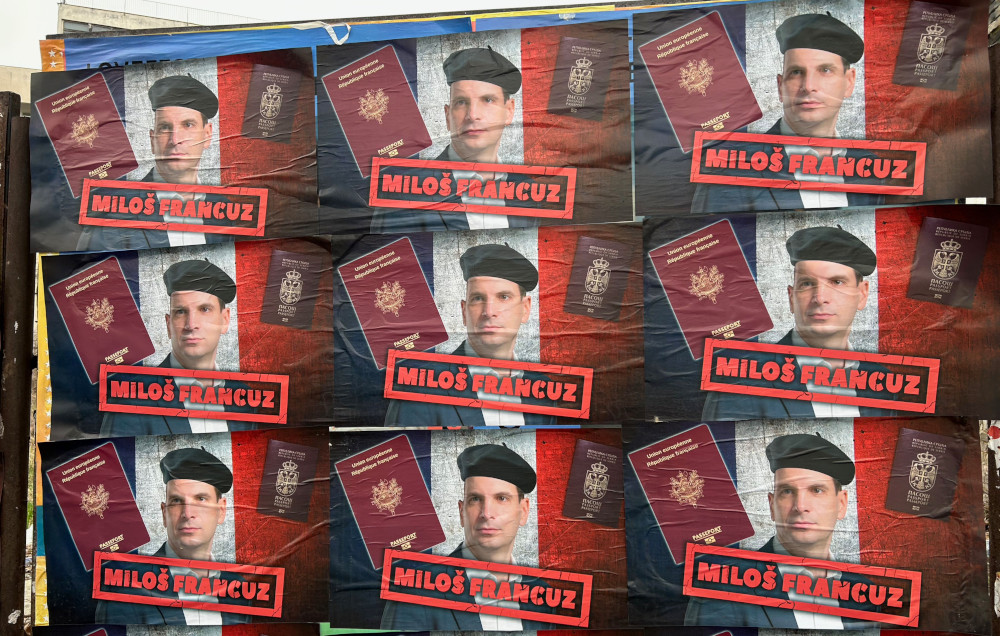 Milos Jovanović con la bandiera francese sullo sfondo e la dicitura “Miloš il francese”, in virtù dei suoi studi in Francia - foto di Massimo Moratti