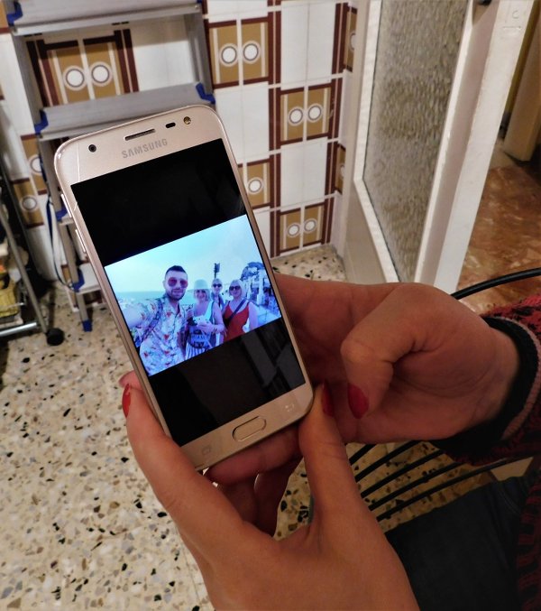 Mtvarisa, badante 48enne, ci mostra una fotografia della sua famiglia rimasta in Georgia. Reggio Calabria, 27 dicembre 2019 - Pietro Battaglia