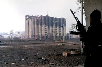Palazzo del governo, Grozny, gennaio 1995 (Mikhail Evstafiev/wikimedia)