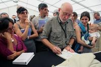 Paolo Rumiz firma copie del libro al Festival della Mente di Sarzana 2010 (foto di Francesco Fossa)