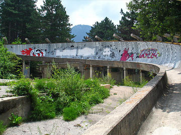 Sarajevo, la pista olimpica per le gare di bob (Foto inthesitymad, Flickr).jpg