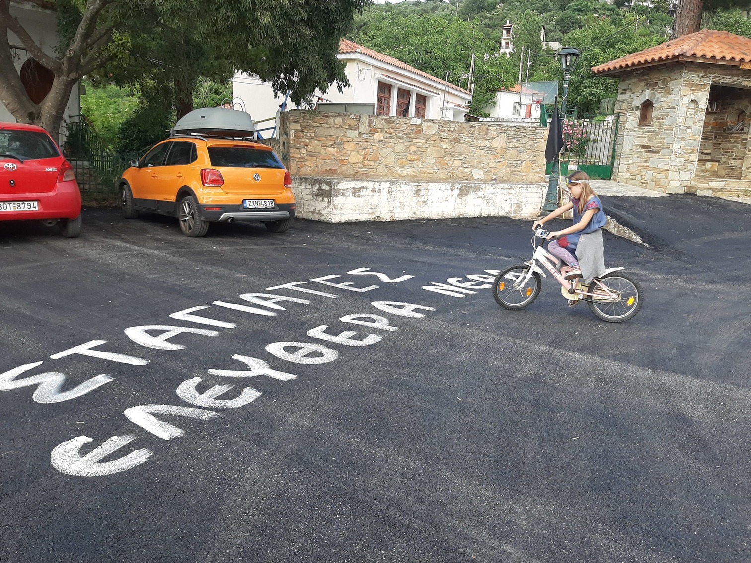 Slogan a Stagiates con la scritta "Acque libere"