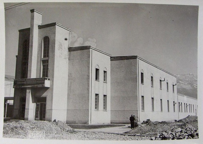 Durante la costruzione del Teatro nazionale di Tirana