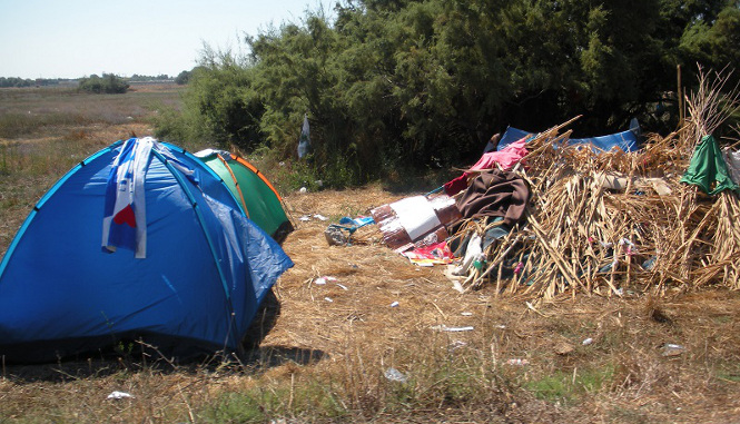 Tende e una capanna rudimentale alla periferia di Kos