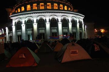 Tende in Piazza della Libertà durante la protesta dell'ANC (Foto Arman Veziryan)