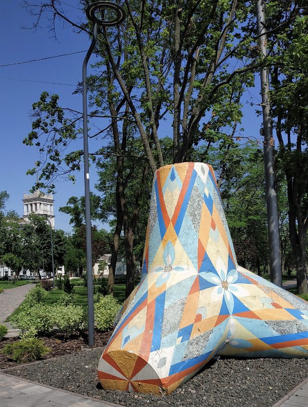 Tetrapode in centro città a Mariupol - foto Claudia Bettiol