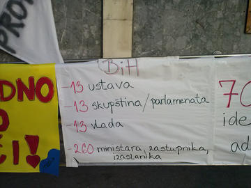 Un cartello nella manifestazione di ieri a Tuzla recita: “Bosnia-Erzegovina: 13 costituzioni, 13 parlamenti, 13 governi, 260 fra ministri e parlamentari”
