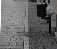 Un gesto sempre più comune: un sacchetto col pane del giorno prima appeso fuori del cestino dei rifiuti (Foto Michele Biava)