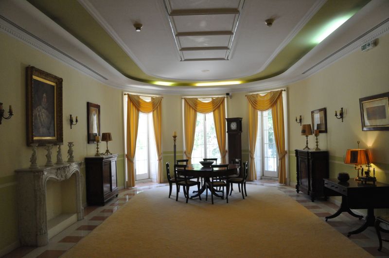 Un salone interno della villa di Mon Repos, a Corfù