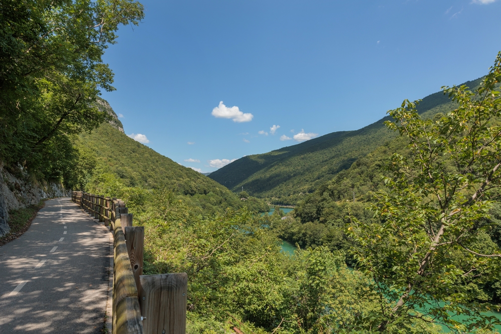Un tratto di ciclabile lungo l'Isonzo - @ PhotoMet/Shutterstock