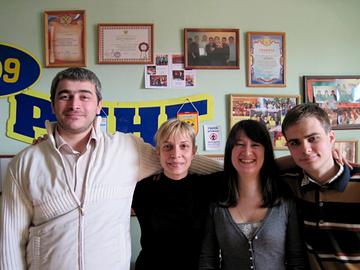 Žanna Borieva (seconda da sinistra) assieme ad altri attivisti di Al'bus nella sede dell'organizzazione