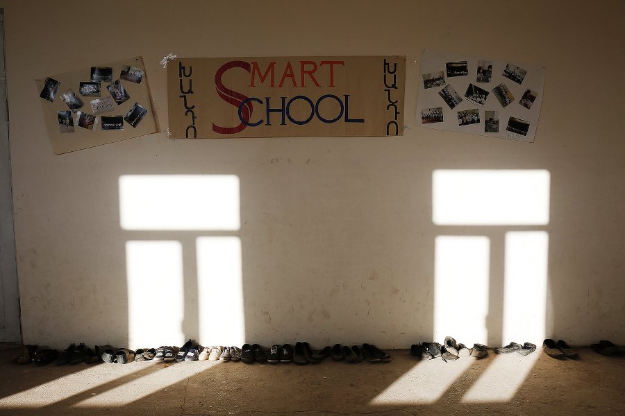 Davanti all'ingresso della scuola di danza “Scuola intelligente” sono allineate le scarpe di molti bambini. La “Scuola intelligente” organizza corsi di danza tradizionali e corsi di lingua russa. La fondatrice, Margush Hakobyan, racconta che il nome è dovuto ad una sua nipote che le ha detto che le sembrava una cosa “intelligente” proporre una simile attività per i bambini nel villaggio.
