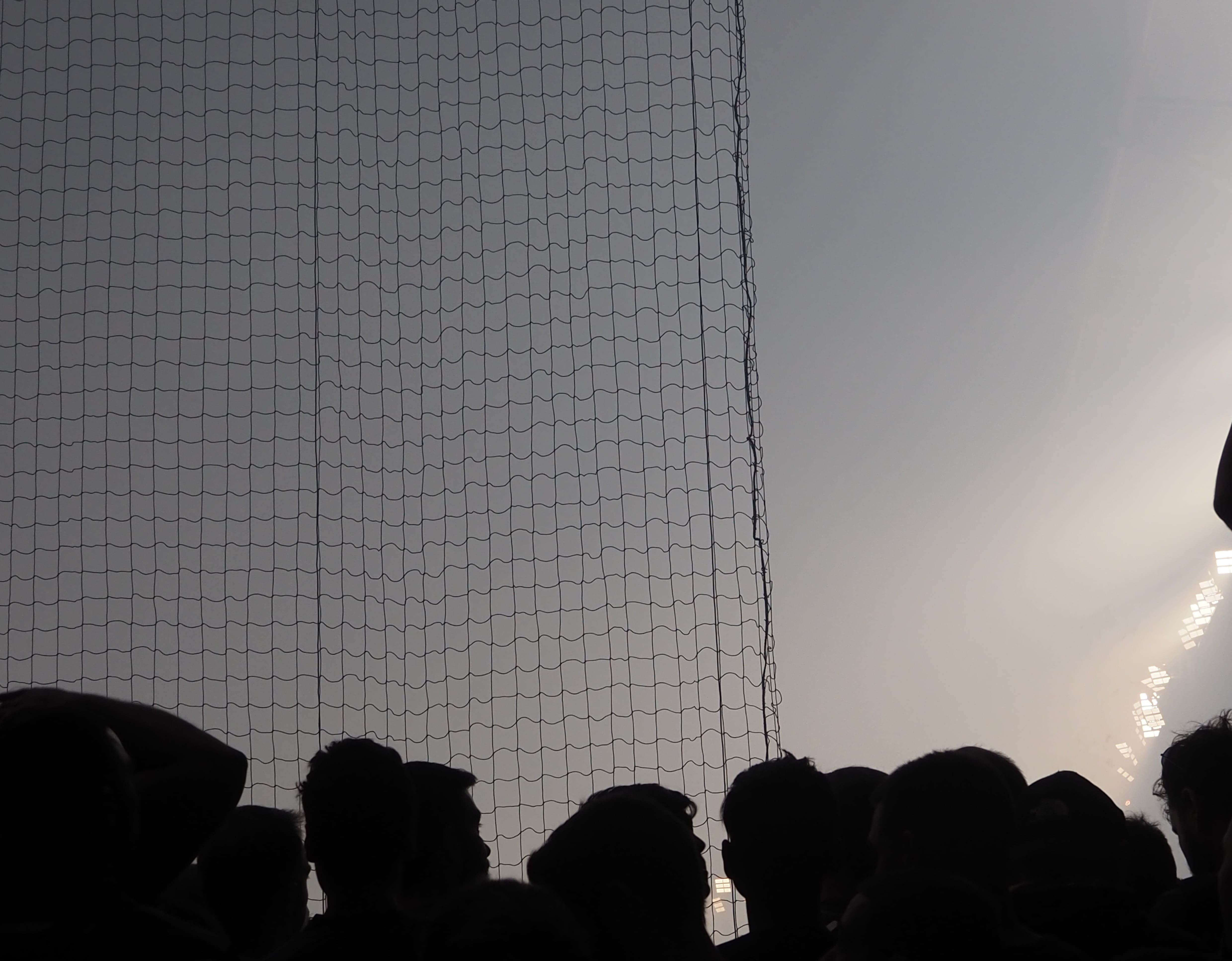 I fumogeni ostruiscono la visibilità prima del fischio d’inizio di AEK - Ionikos (foto A. Giussani)