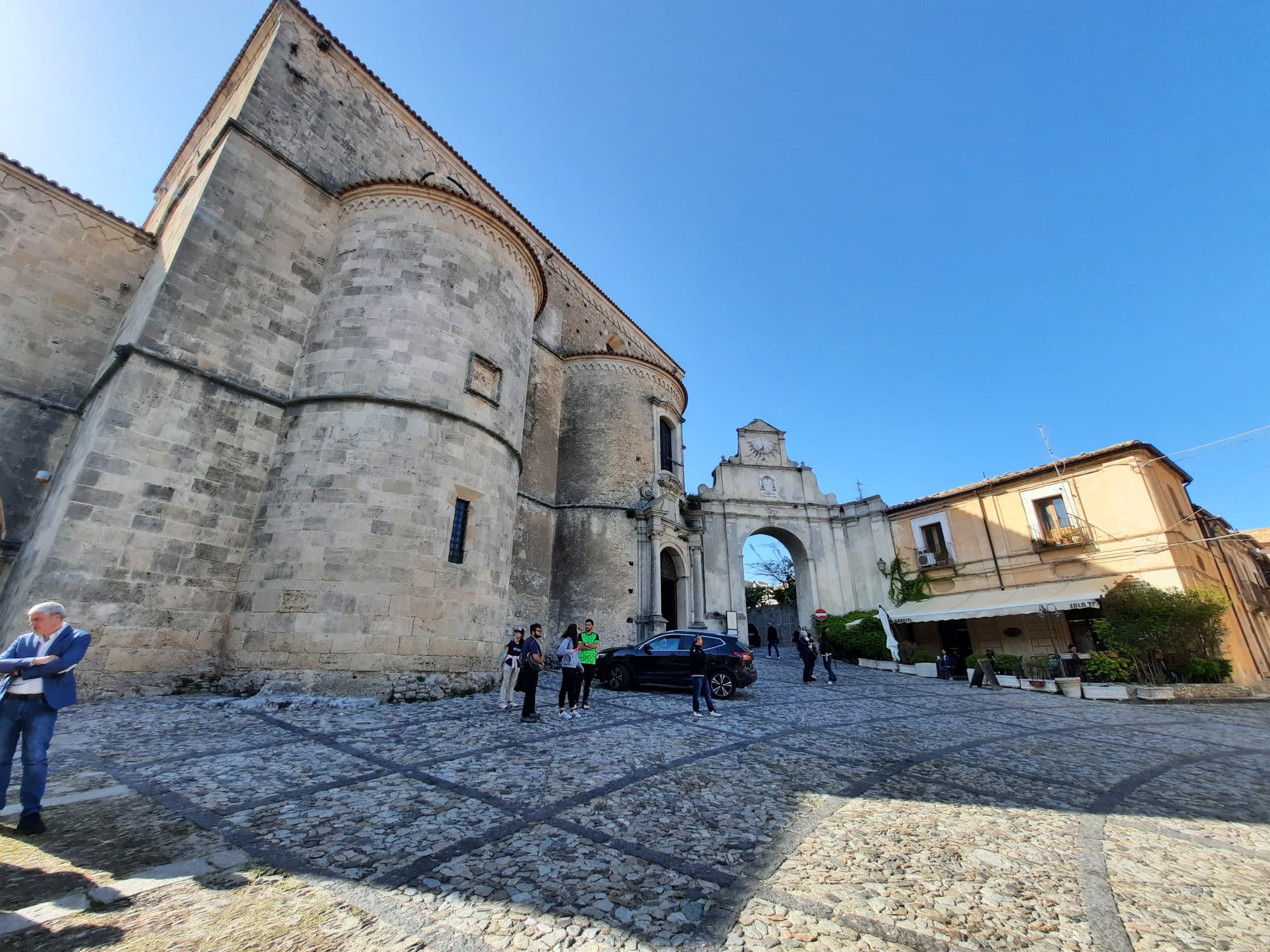 Il duomo di Gerace e il centro cittadino (foto G. Vale)