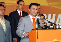 Il primo ministro macedone Nikola Gruevski con i colori del suo partito durante la campagna elettorale 2008
