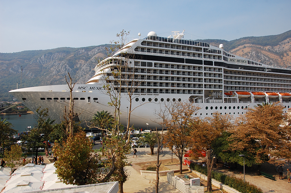 Nave da crociera ormeggiata nel porto di Kotor (foto OBCT)