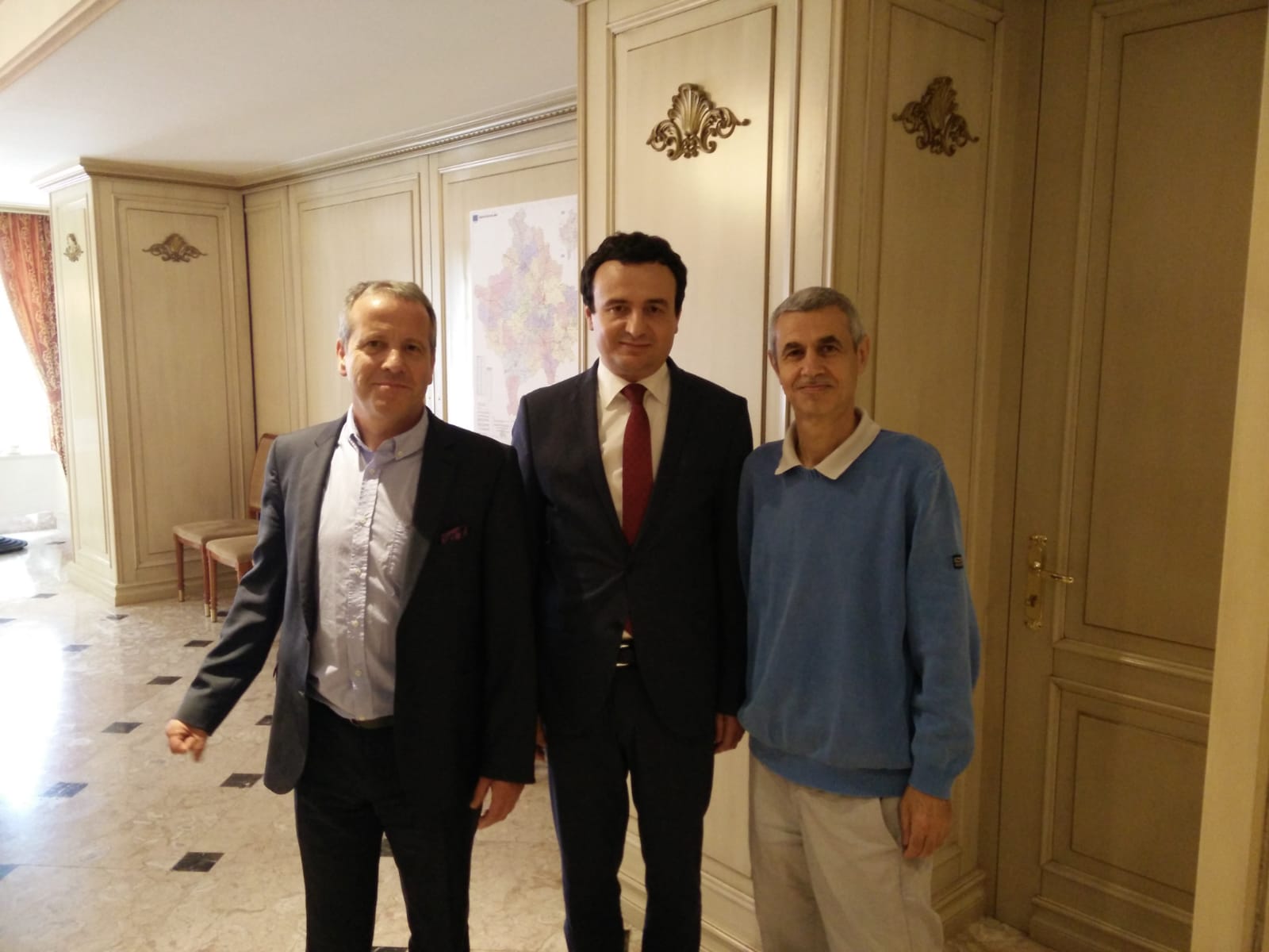 Da sinistra: l'ex eurodeputato Igor Soltes, Albin Kurti e Paolo Bergamaschi