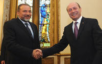 Il ministro degli Esteri israeliano Avigdor Liberman in visita a Bucarest dal presidente Traian Basescu, ad aprile 2010. Liberman è nato in Moldova, e a vent'anni è emigrato a Gerusalemme