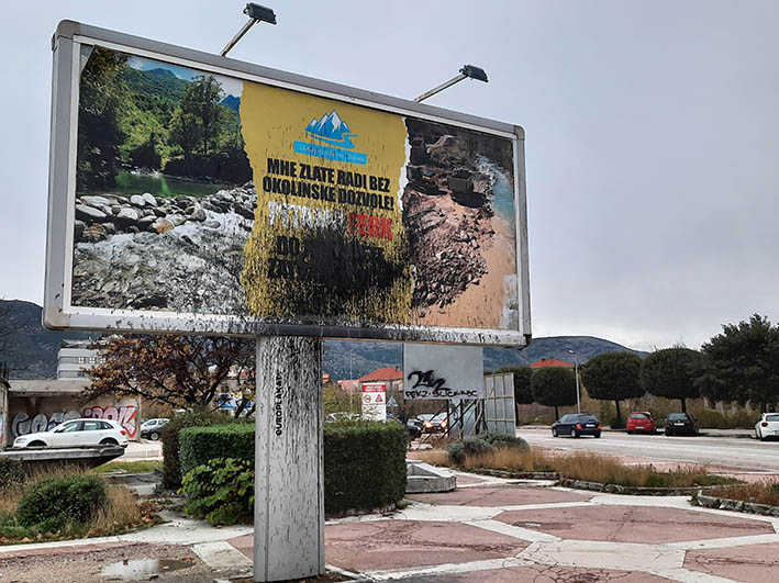 Manifesto contro le mini centrali elettriche imbrattato a Mostar (foto G. Vale)