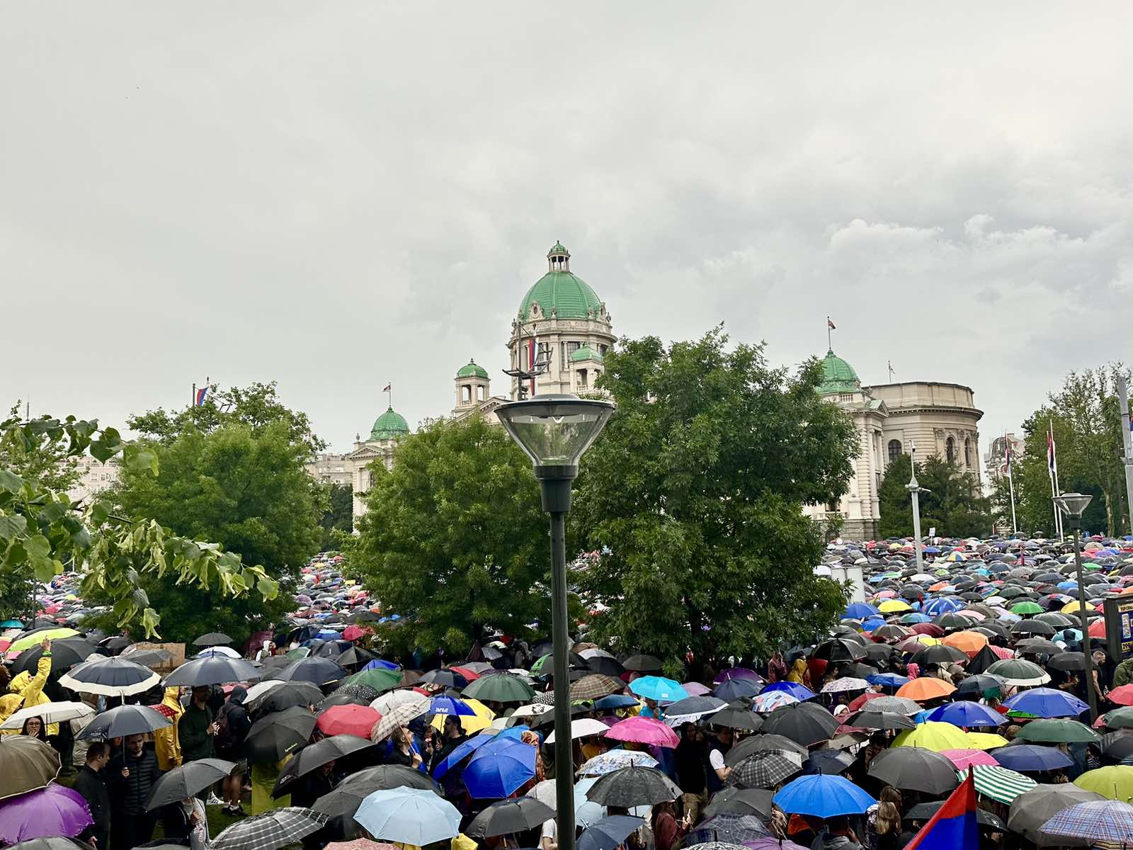 Manifestazione di sabato 27 maggio a Belgrado (foto A. Riha)