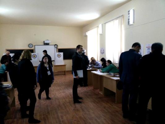 Operazioni di voto al seggio (foto Paolo B.)